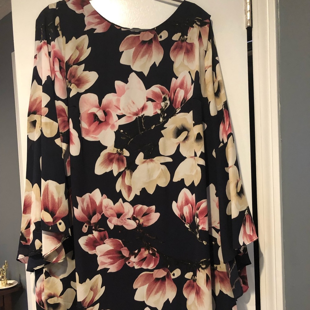 Fitted floral dress with flowing sleeves.